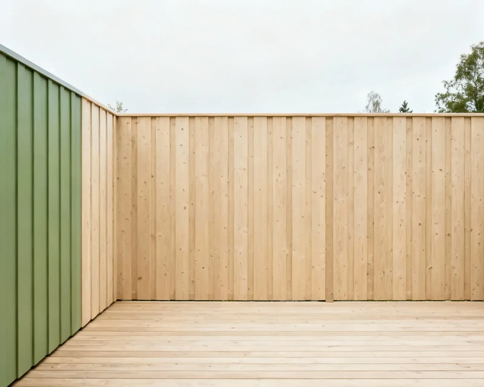 Altan med insynsskydd och integrerat staket