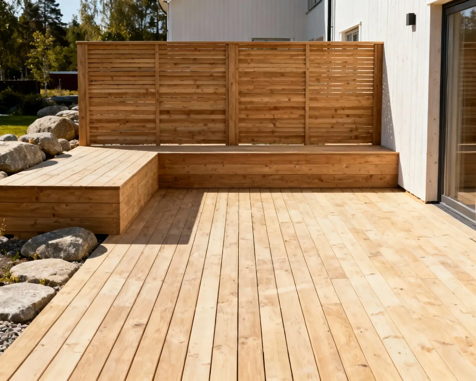 Färdig altan med integrerat staket