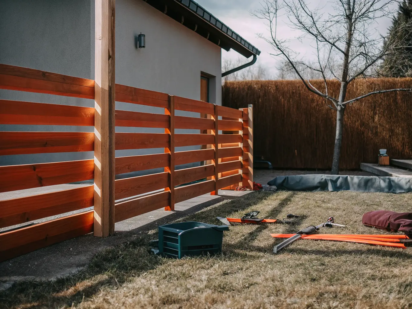 DIY staketbygge i trädgård