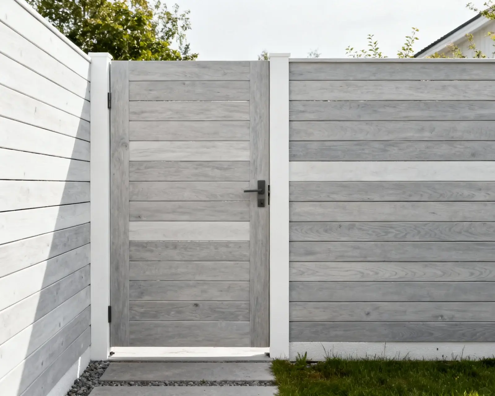 Färdig grind med liggande ribbor som matchar staketet