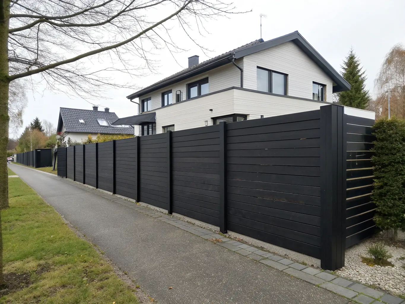 Modernt högt staket i dark wood finish