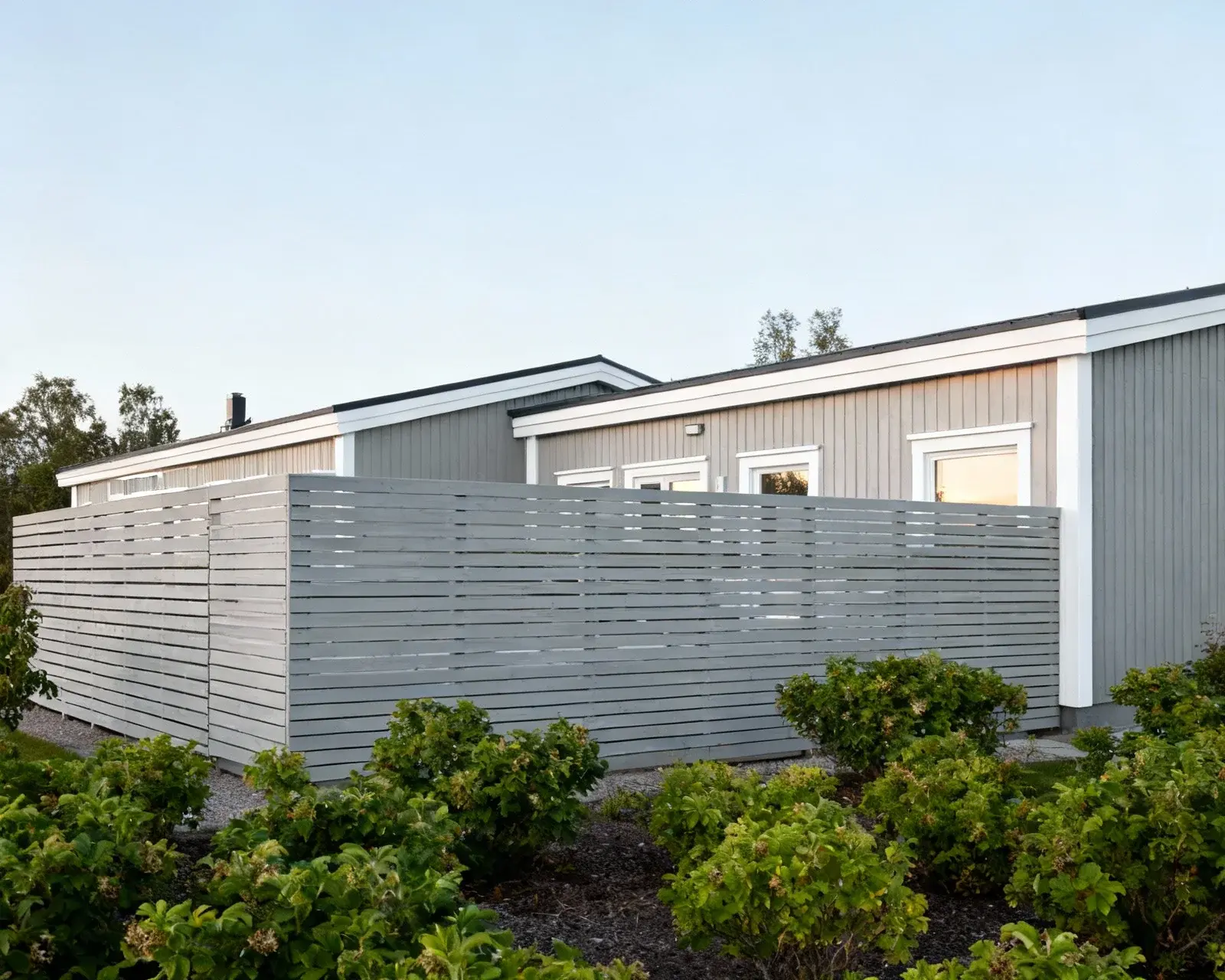 Färdigt horisontellt staket från annan vinkel