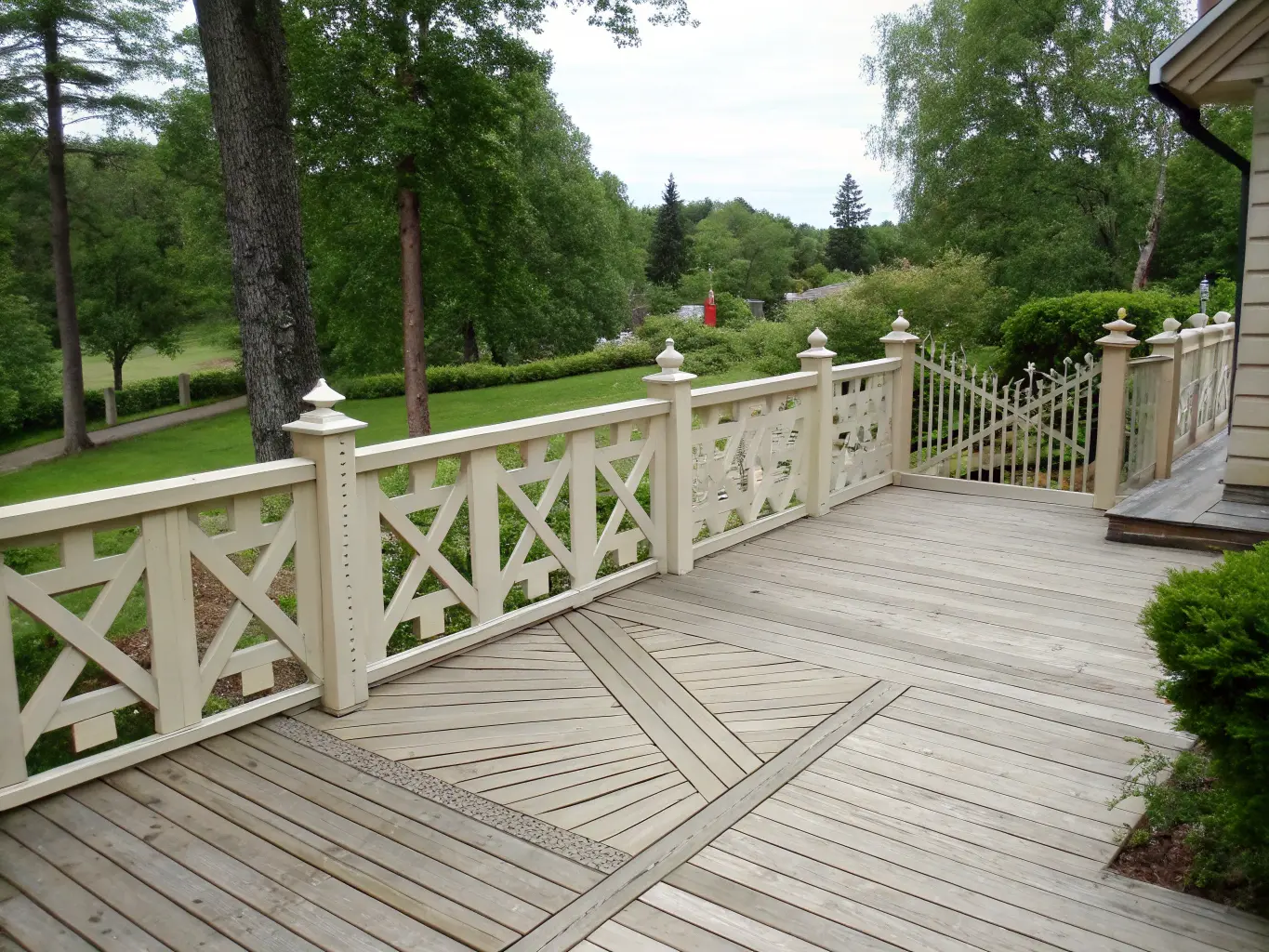 Traditionellt svenskt krysstaket på vit altan