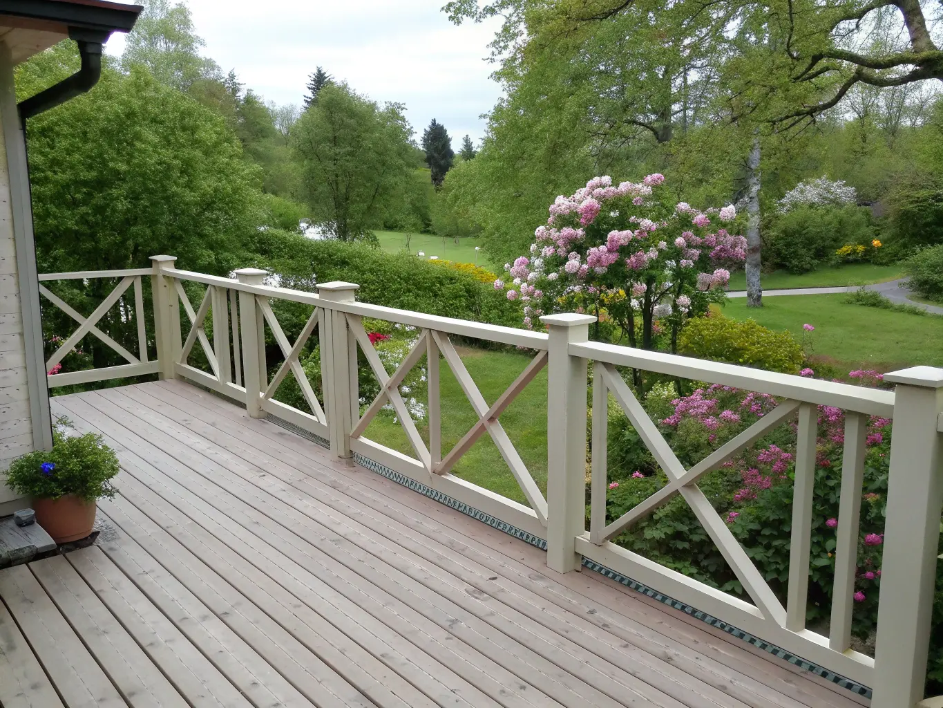 Färdigt krysstaket i svensk trädgård