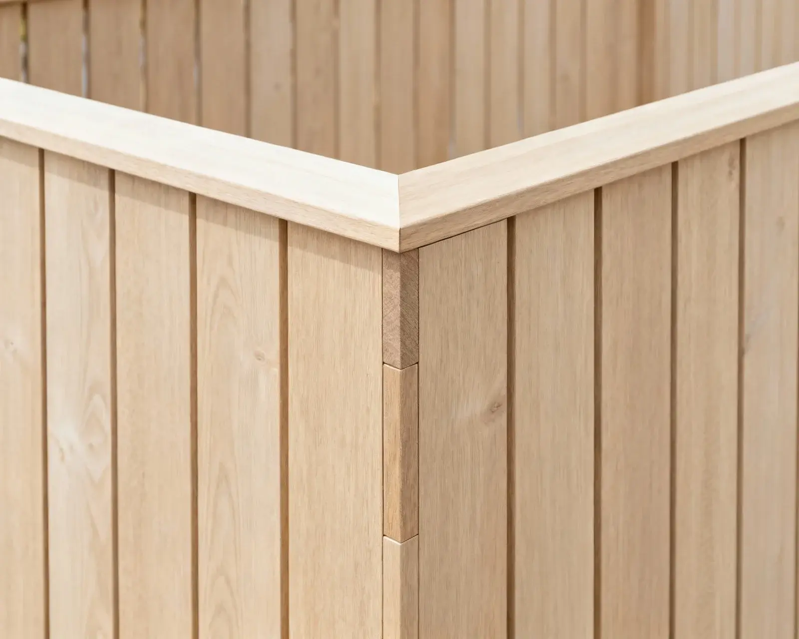 Detaljbild av lågt staket i skandinavisk design