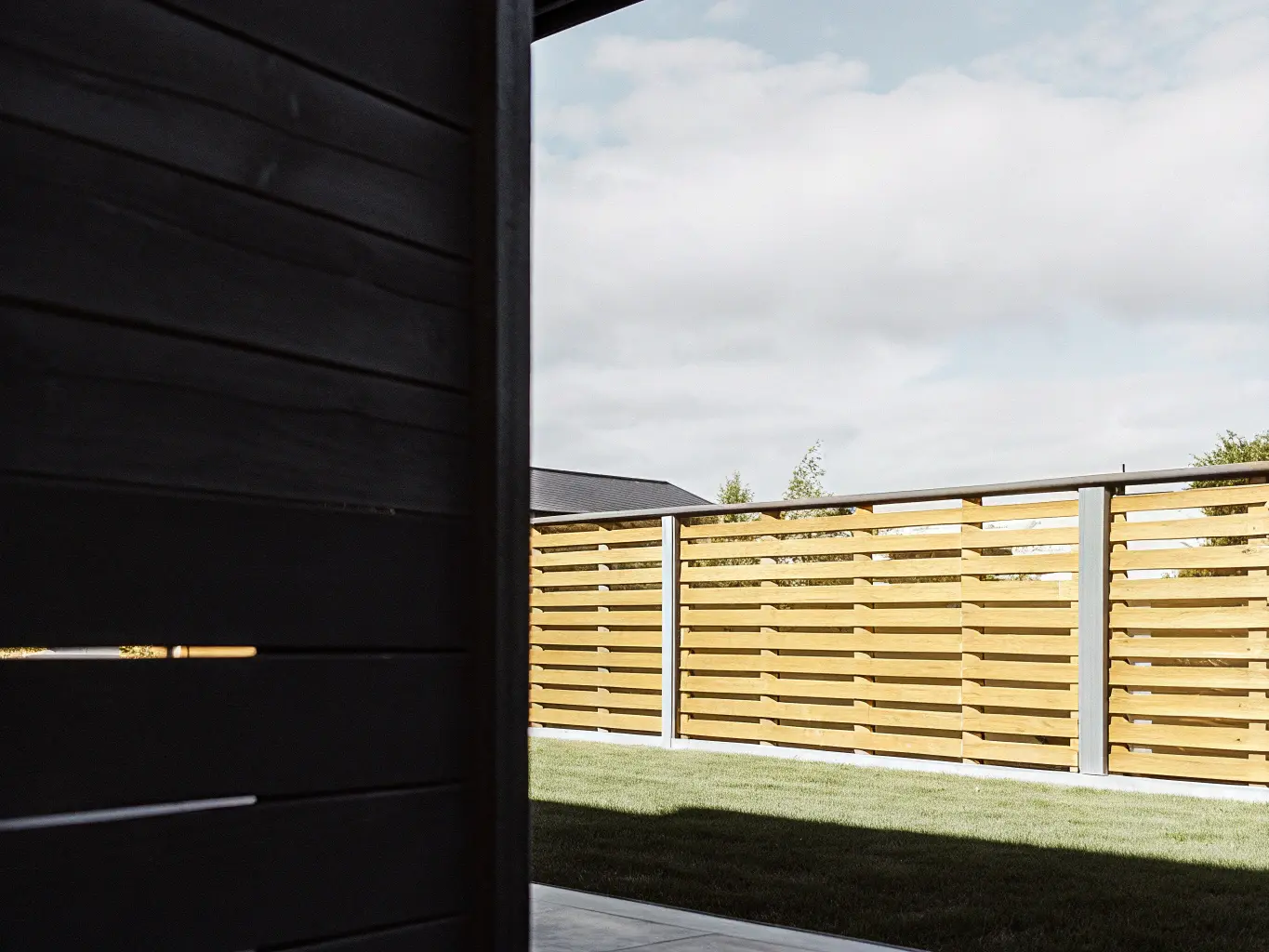 Färdigt staket i trädgård