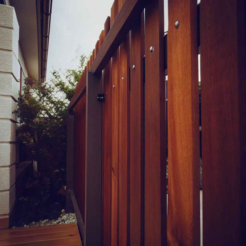 Exempel på färdigt staket byggt med jordankare