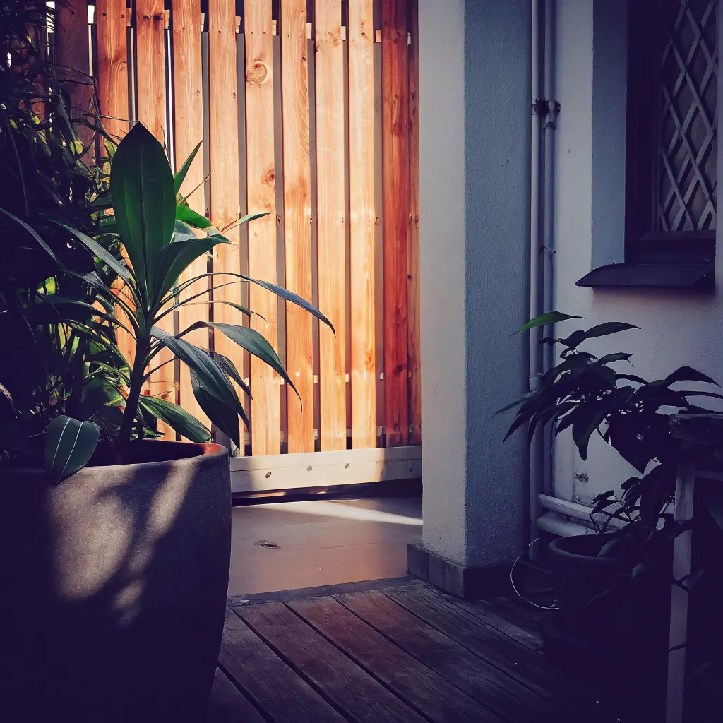 Färdigt staket byggt med jordankare