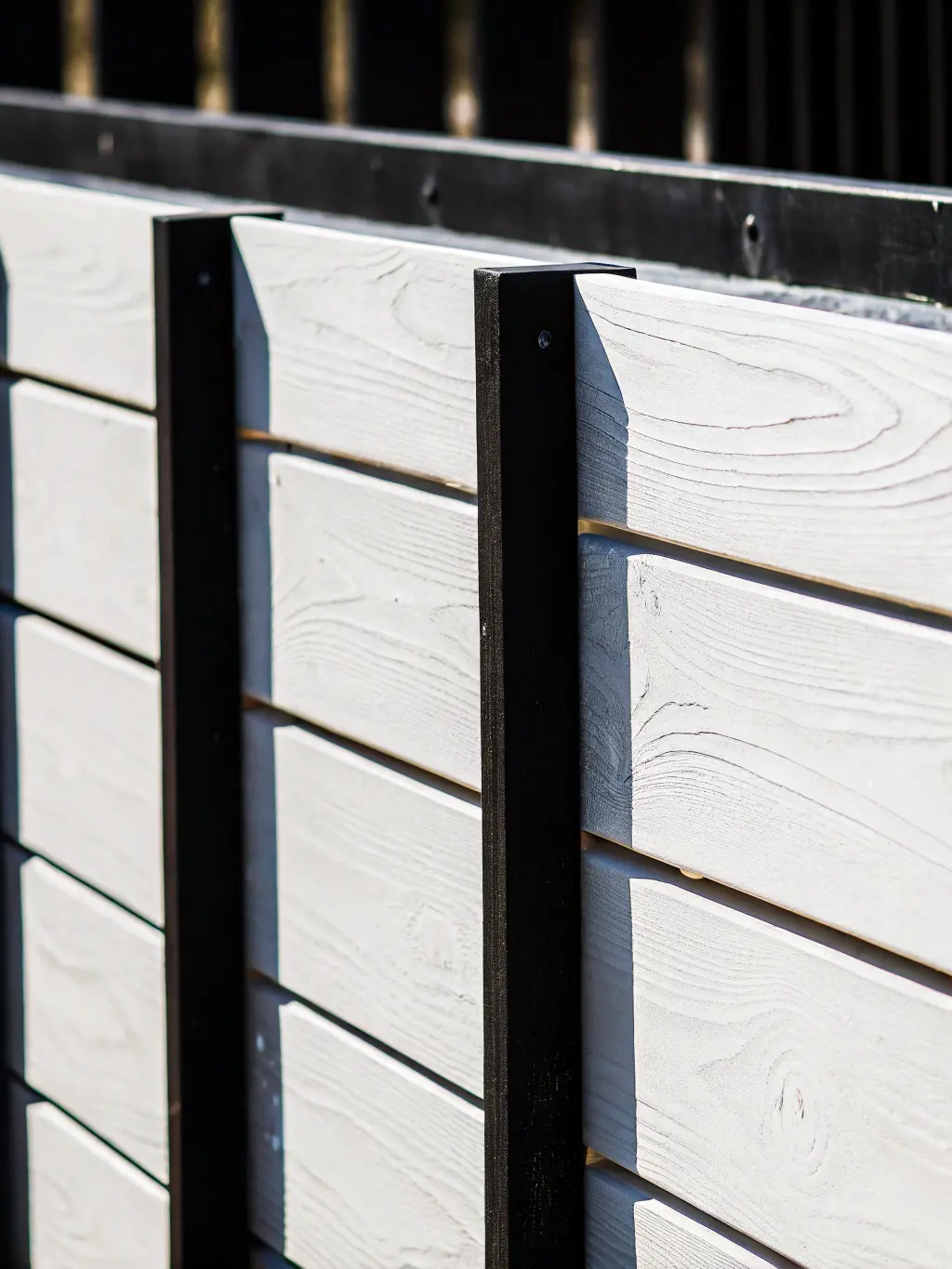 Modernt staket med liggande brädor i skandinavisk stil