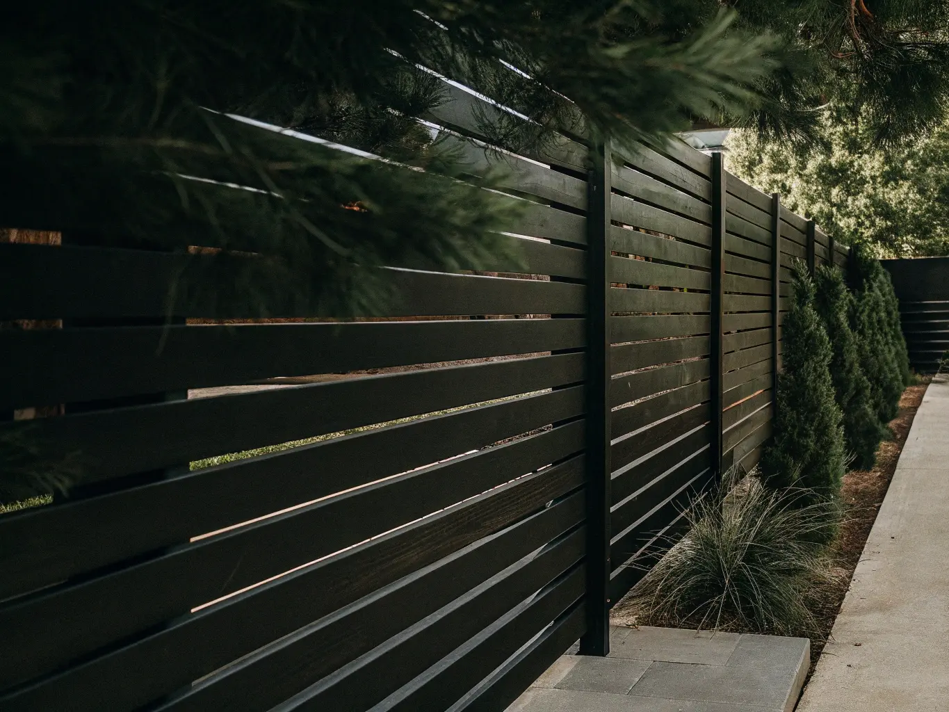 Staket med liggande spjälor längs tomtgräns