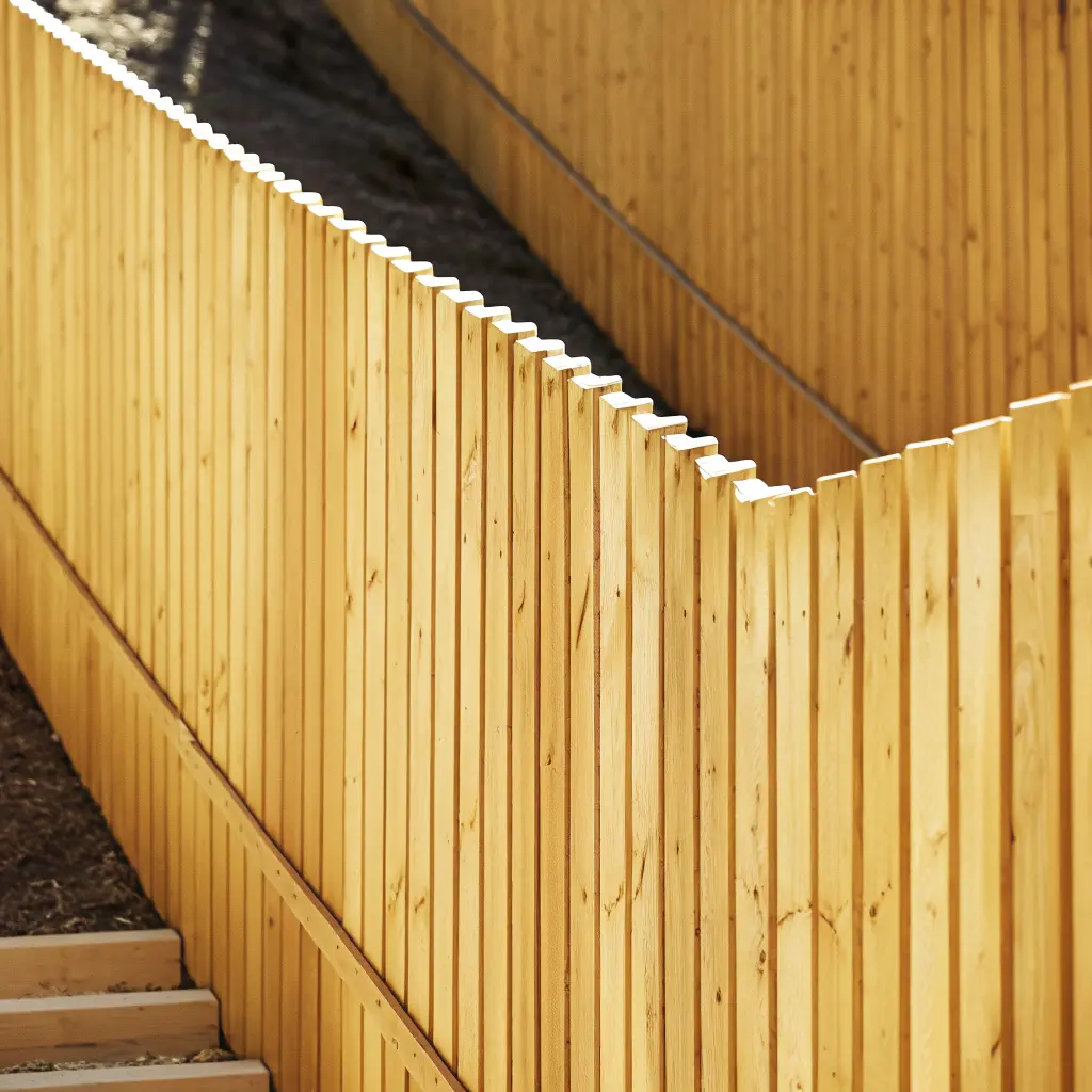 Diagonalt staket som följer terränglinjen