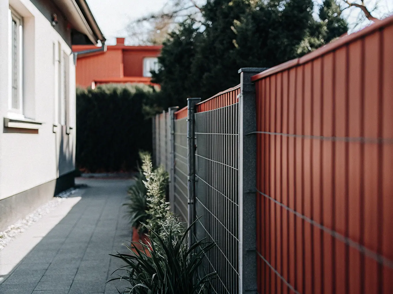 Färdigt nätstaket med växter