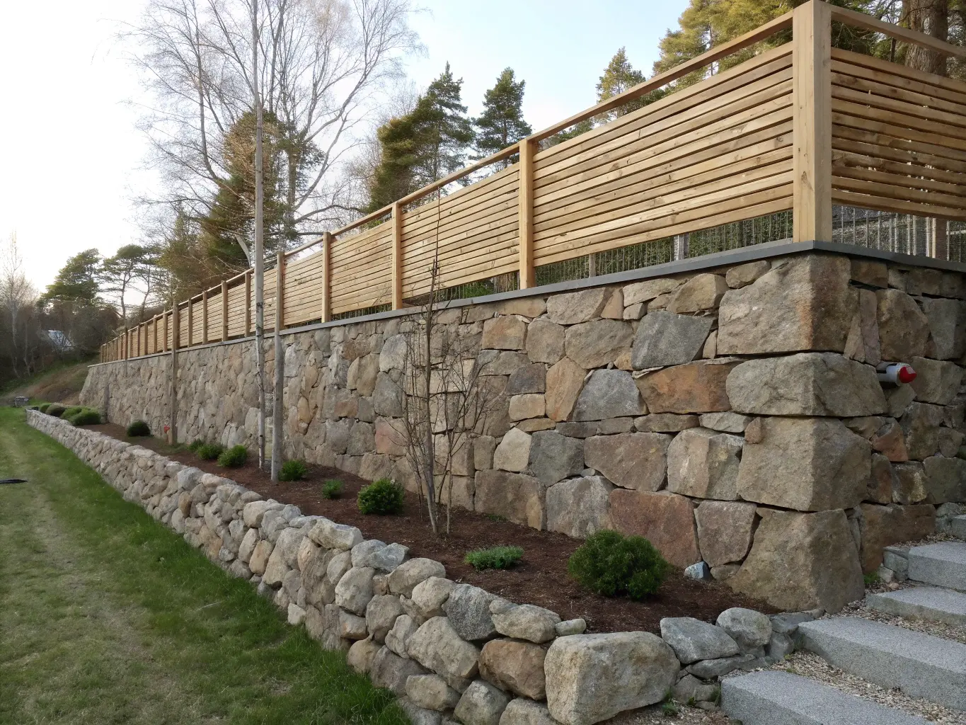 Naturstenmur med horisontellt trästaket monterat ovanpå