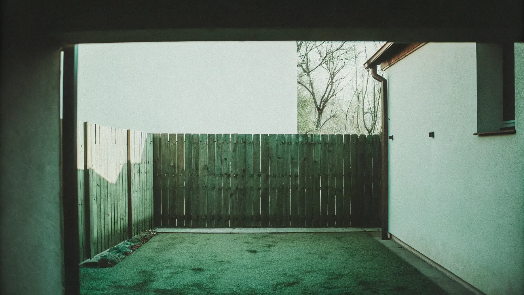 Budgetvänligt trästaket i en svensk trädgård