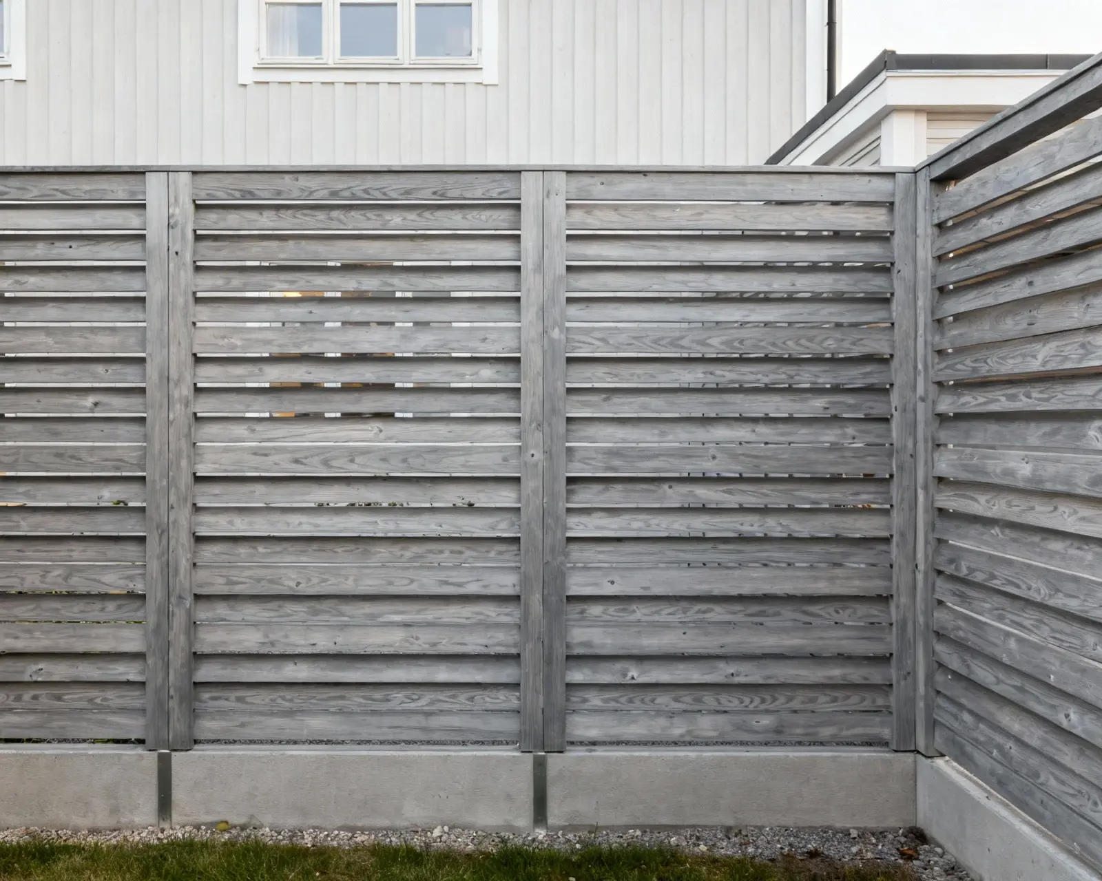 Modern horisontell staketsdesign i Stockholms förorter