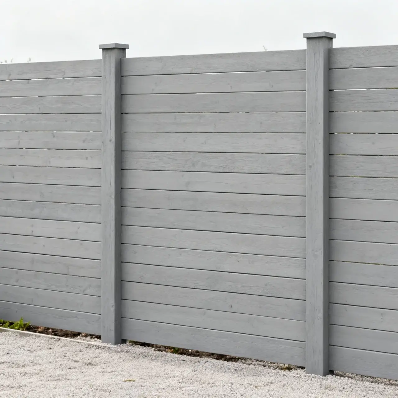 Modernt staket vid trädgård