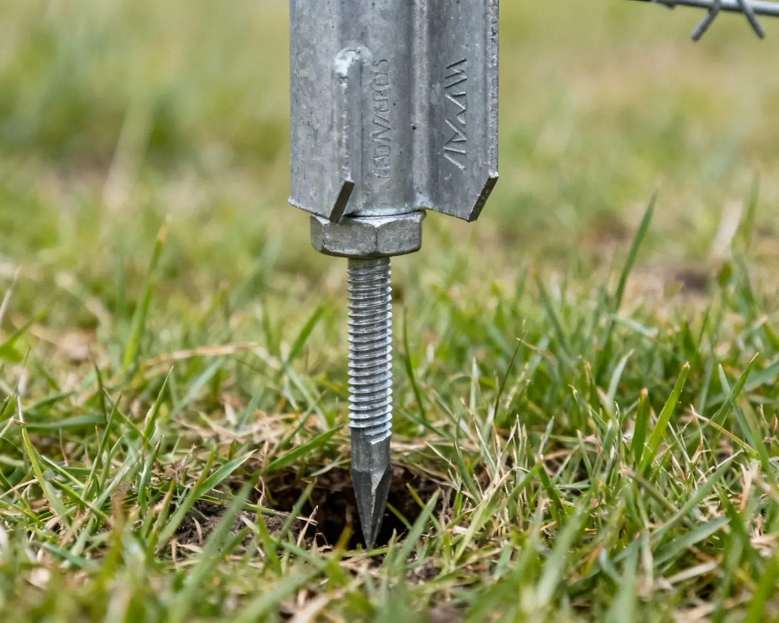 Markspett i metall för staketsstolpe, närbilder av konstruktionen