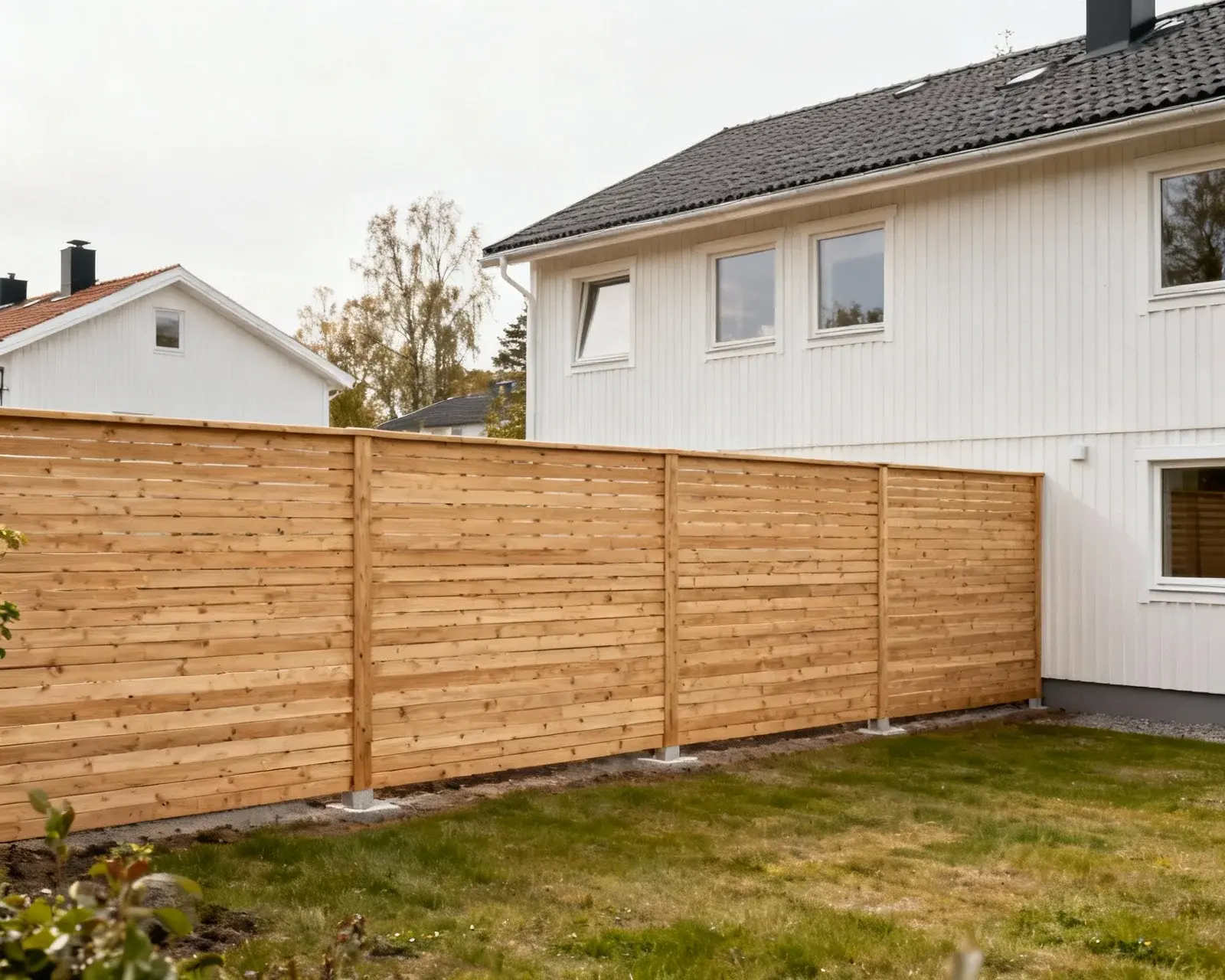 Färdigt staket installerat utan betong vid svenskt hem