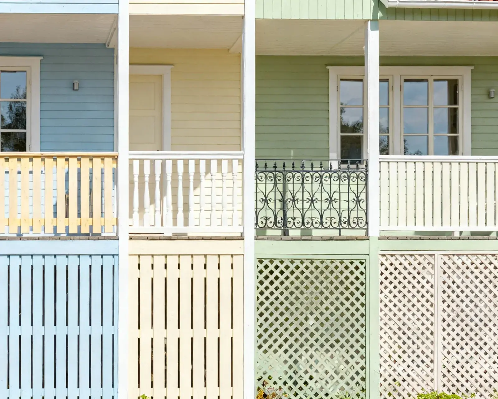 Olika verandaräckesdesigner i skandinavisk stil