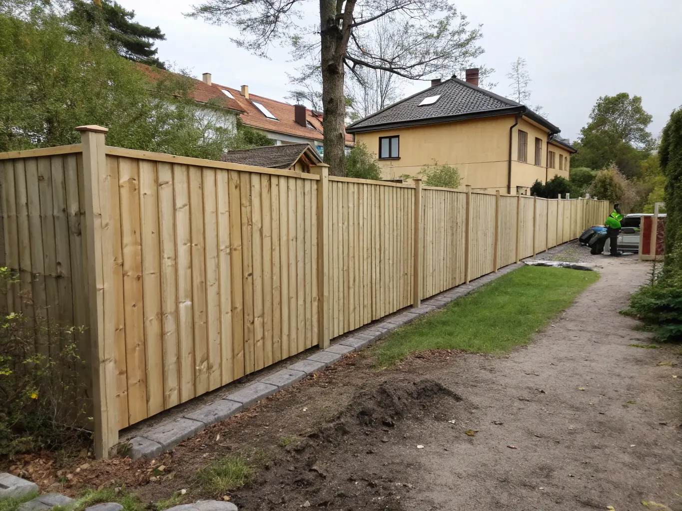 Högt plank som kräver bygglov