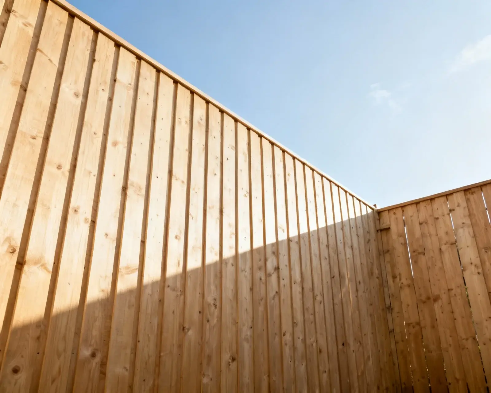 Modern svenskt staket i trädgårdsmiljö