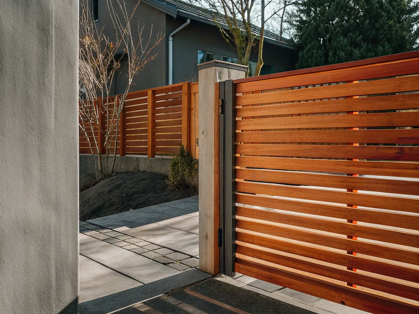 Modern svenskt staket i bostadsområde