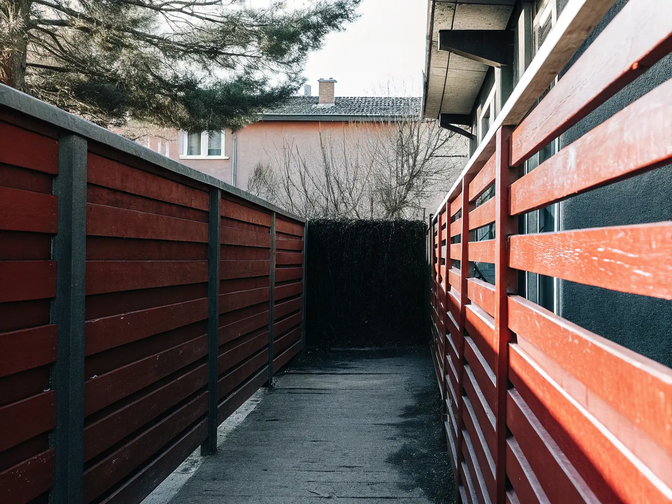 Högt plankstaket som ger fullständig integritet