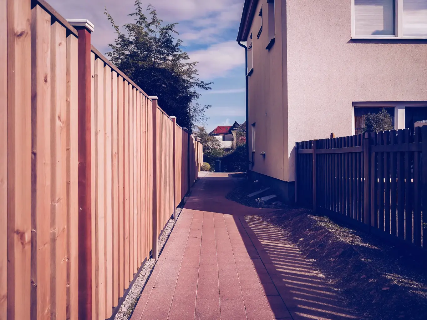 Staket längs tomtgräns i svenskt bostadsområde