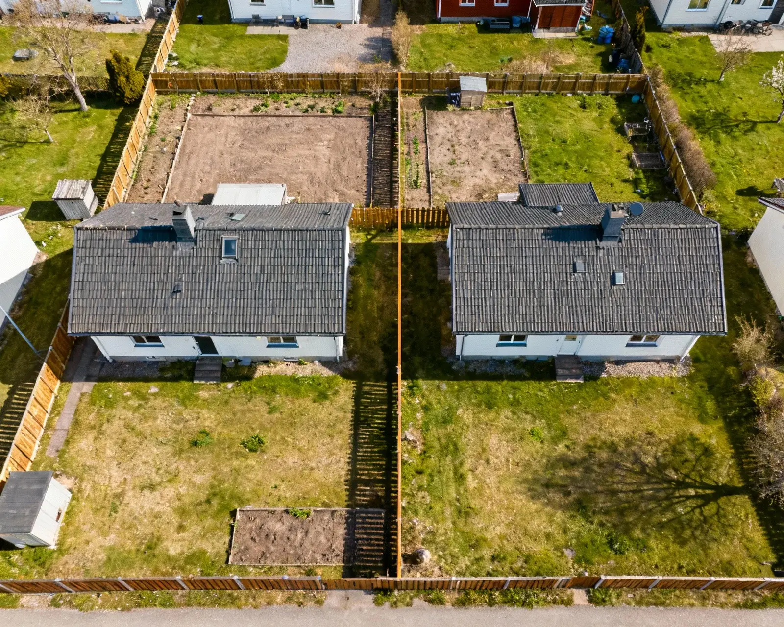 Två fastigheter med staket emellan