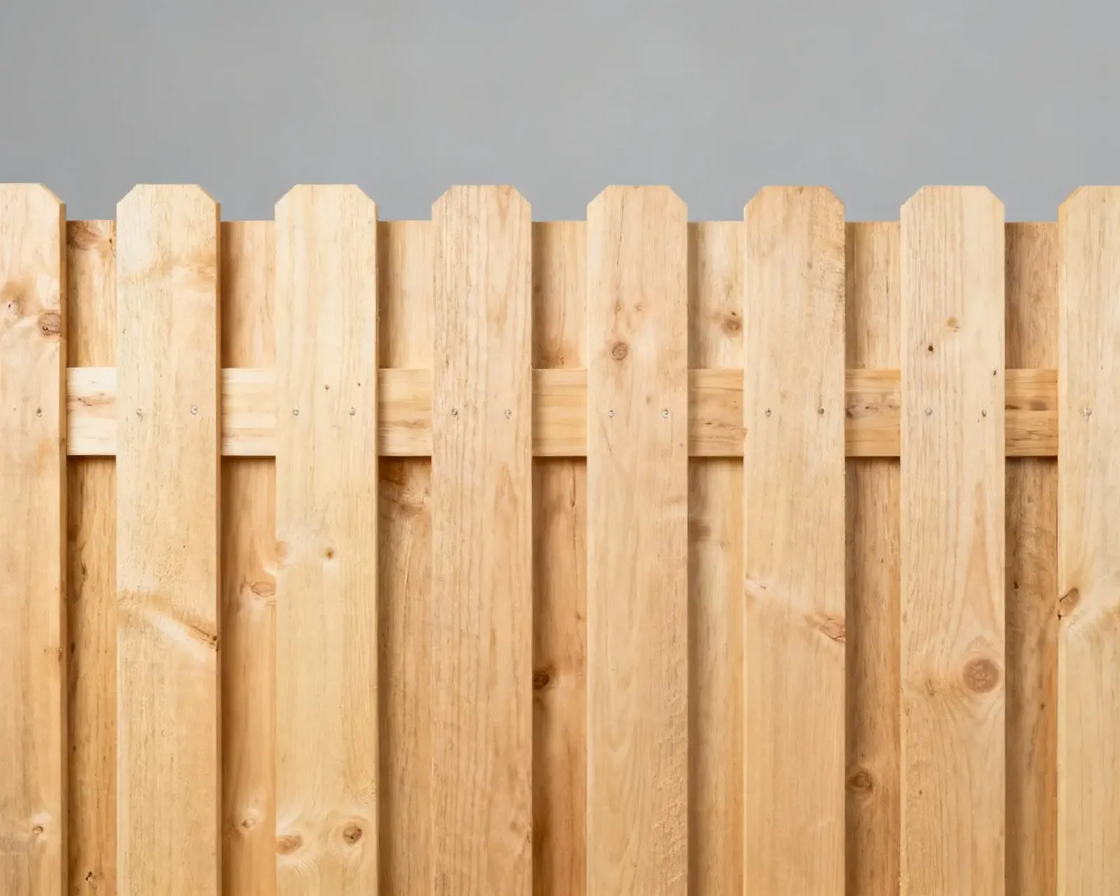 Enkla trästaketpaneler till lågpris