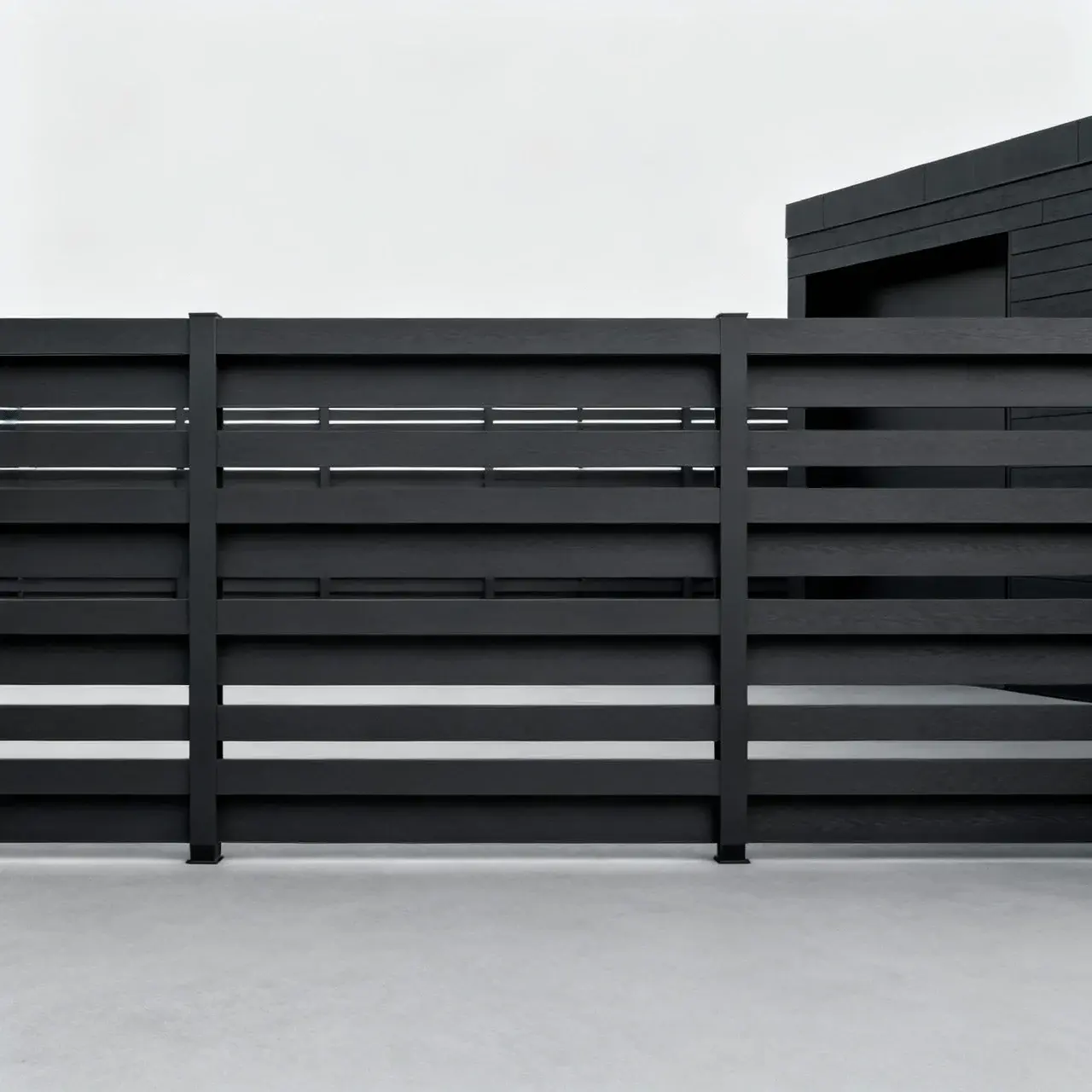 Minimalistiskt horisontellt staket i svart för modern Stockholm-design