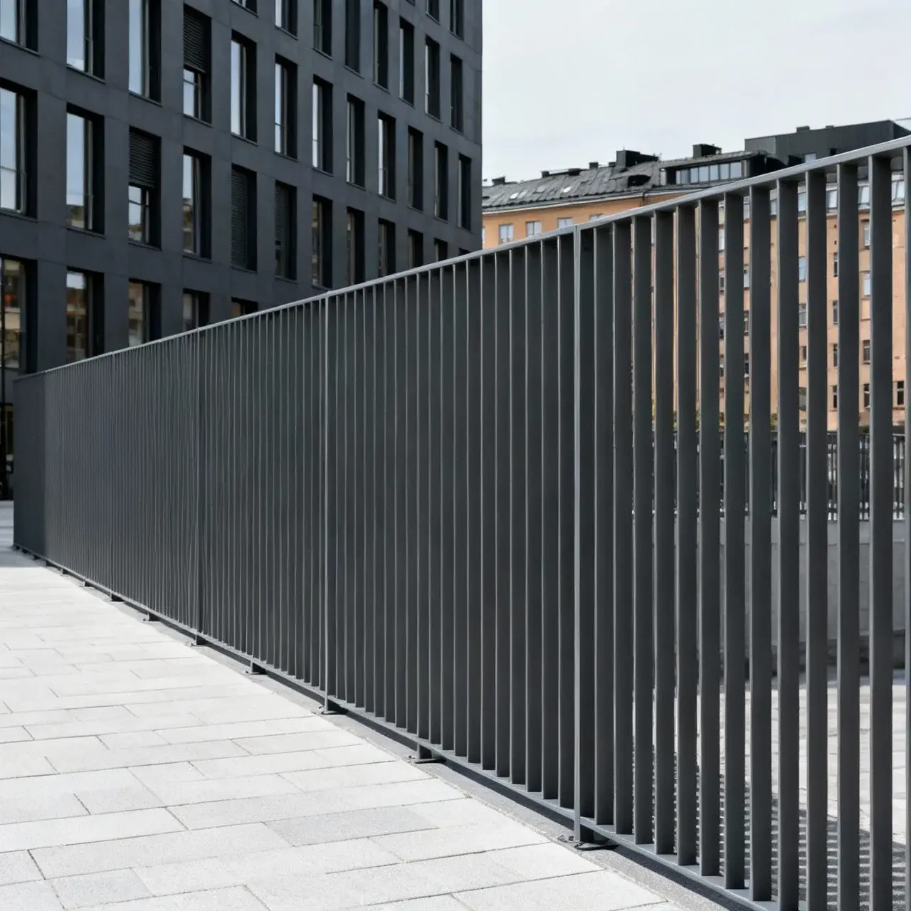 Elegant metallstaket i antracitgrått för modern Stockholm-miljö