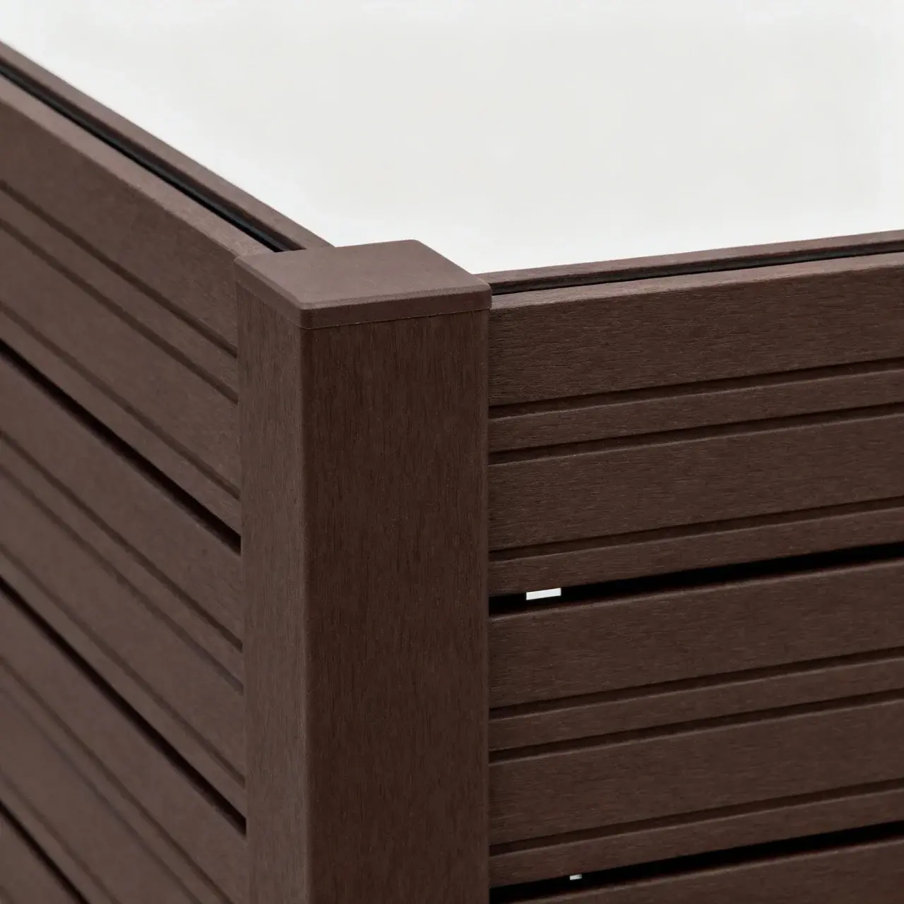 Modernt kompositmaterial för underhållsfria staket