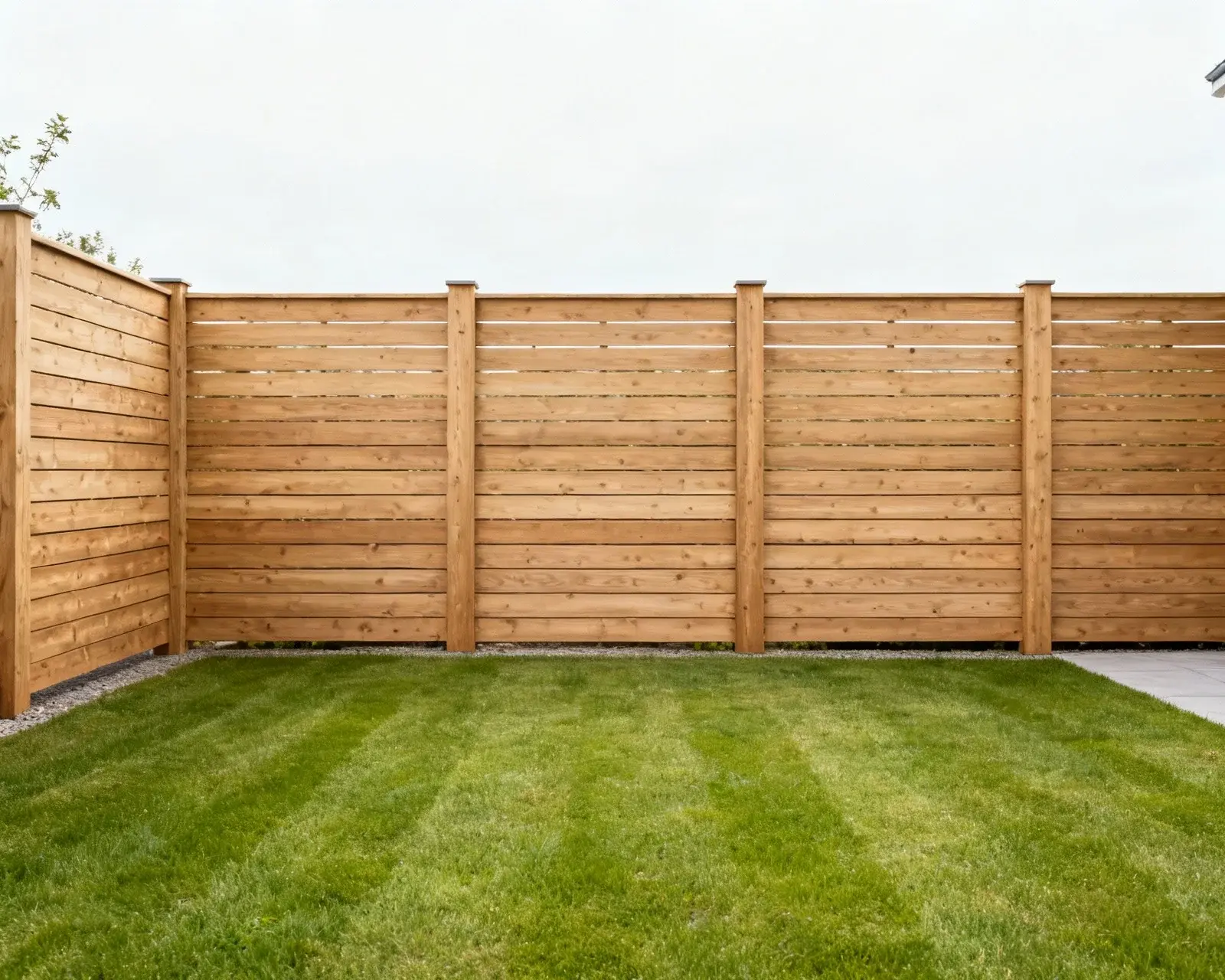 Modernt svenskt staket i trädgård