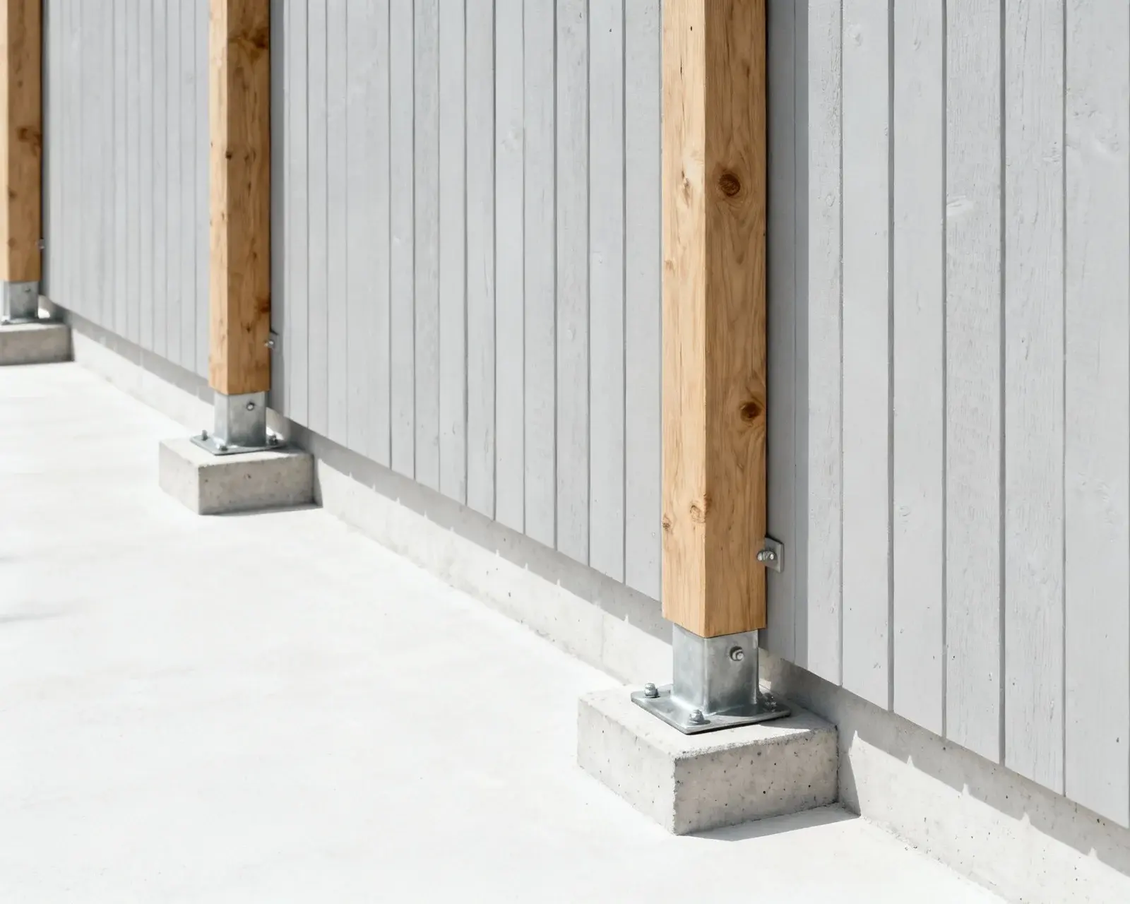 Staketstolpar monterade på betongplintar