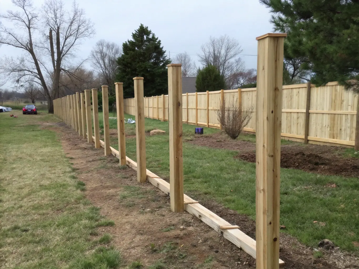 Färdiga staketstolpar redo för paneler