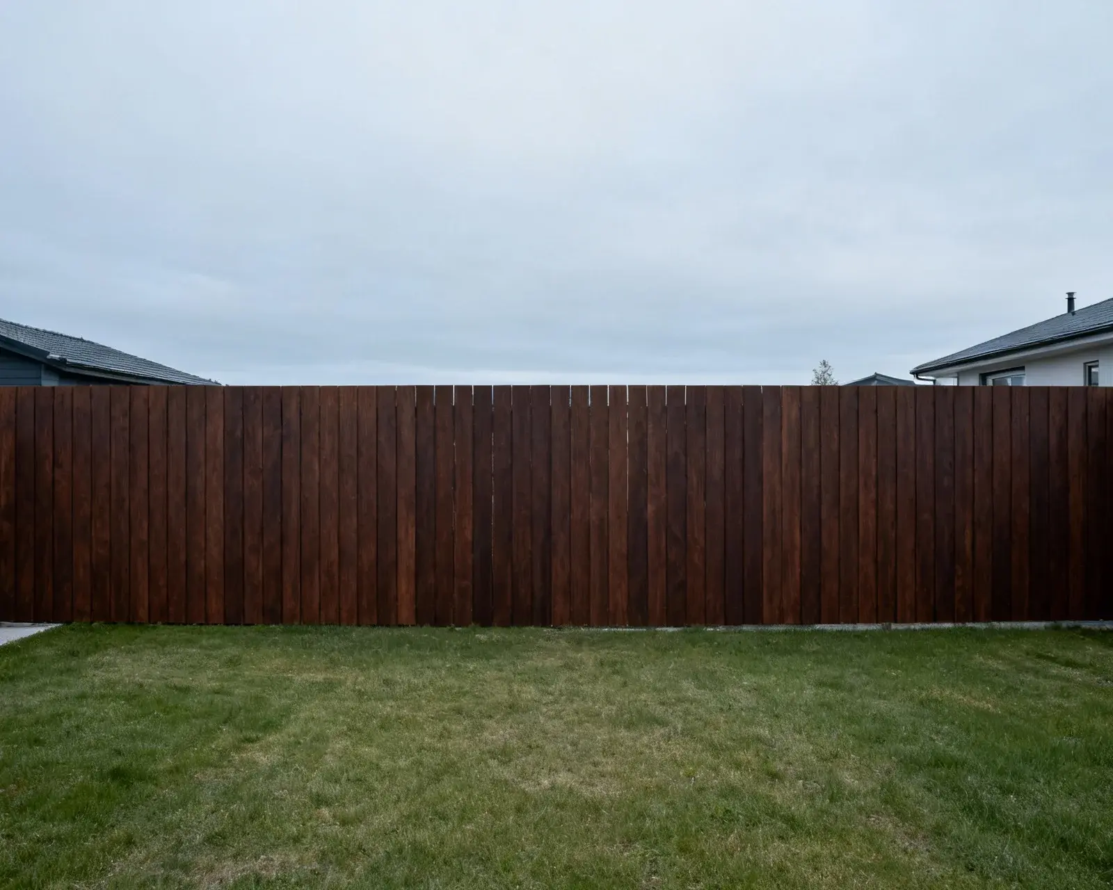 Staket mellan två tomter i skandinavisk stil