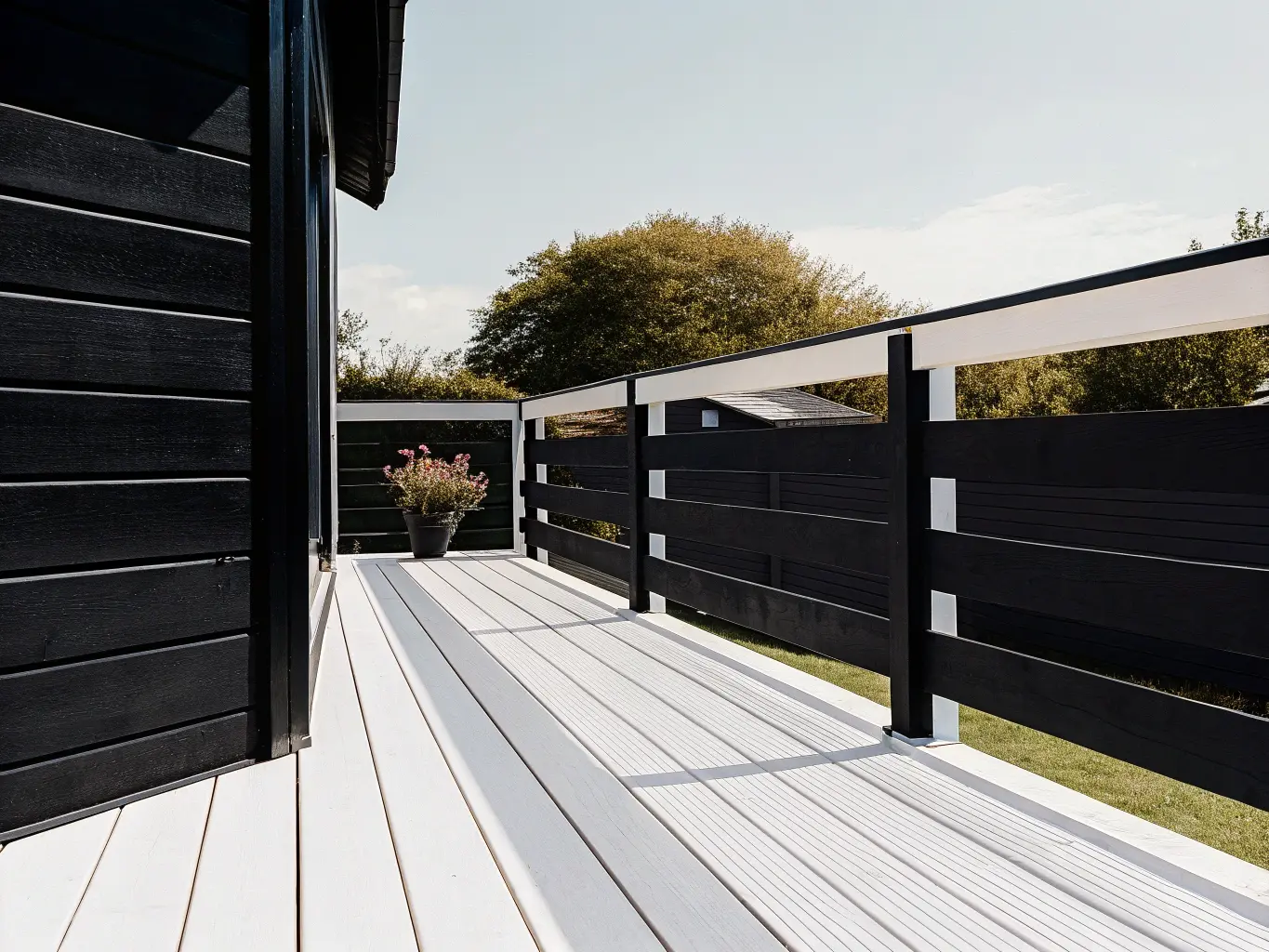 Färdigt staket på altan