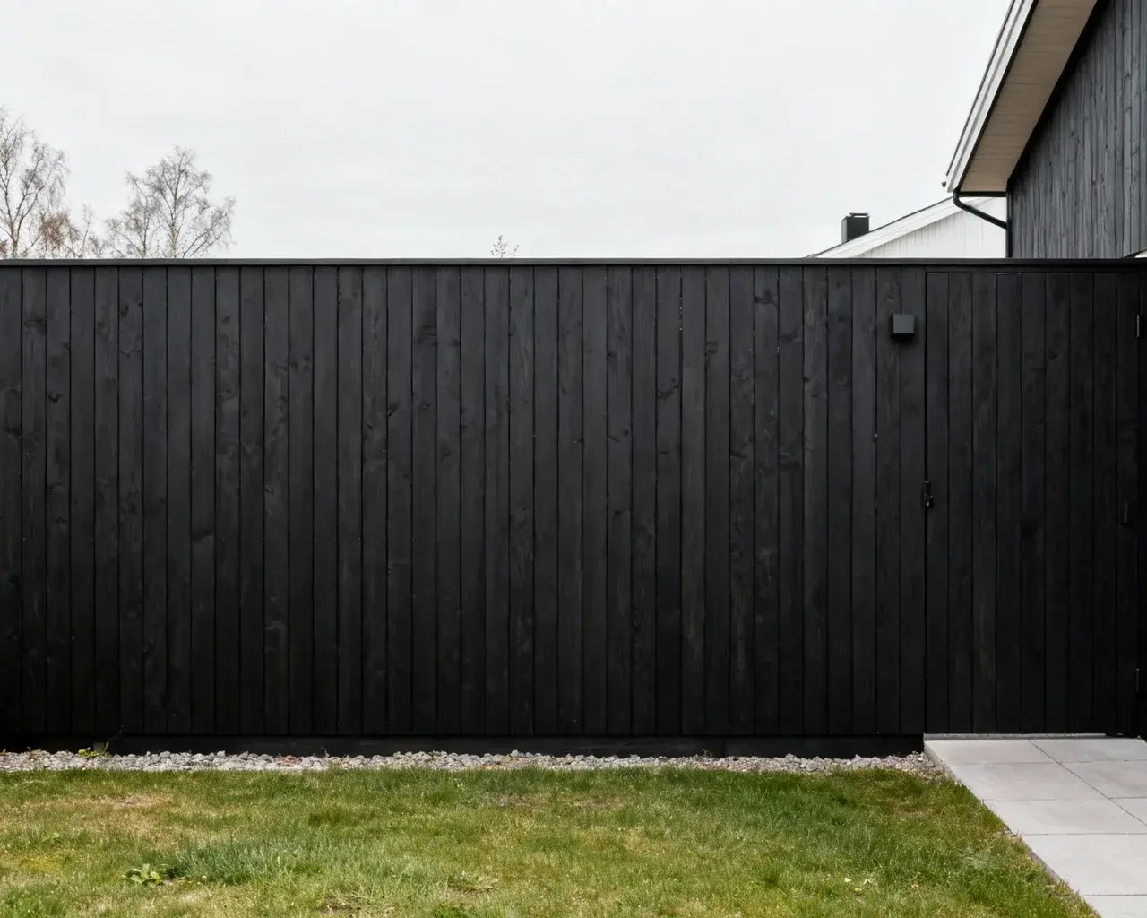 Modernt mörkt staket med professionell finish