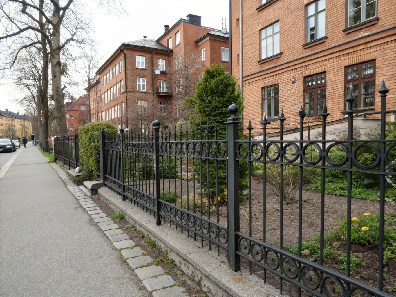 Elegant smidesstaket längs Stockholms gata