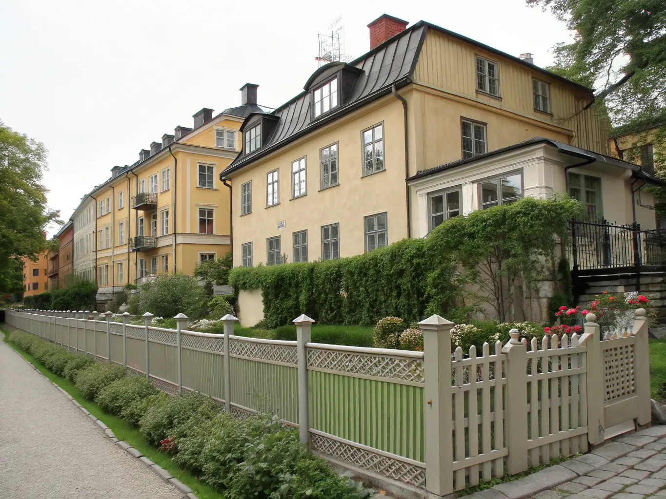 Stadshus i Stockholm med elegant trädgårdsstängsel