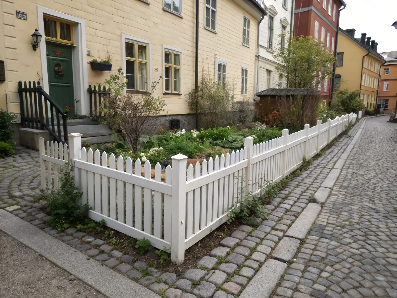 Traditionellt vitt staket i Stockholms innerstadsområde