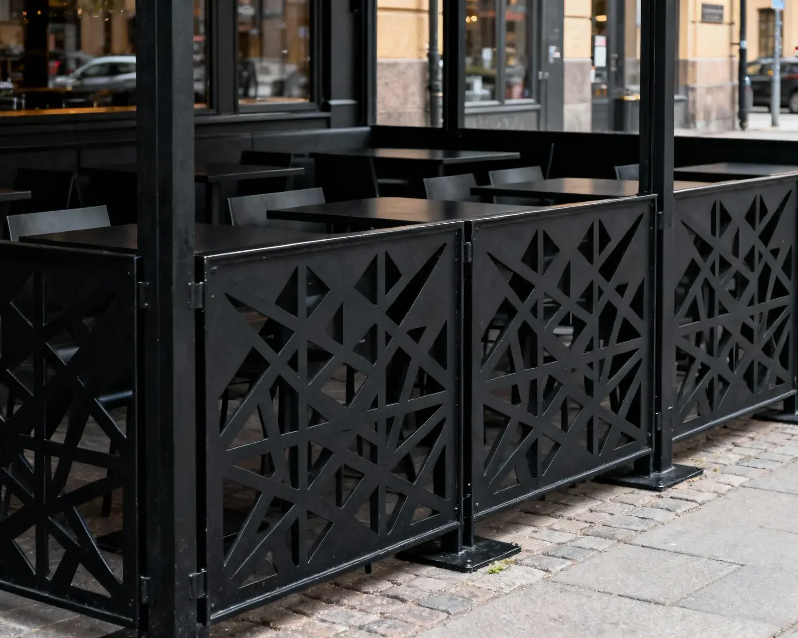 Modernt metallstaket för restauranguteservering i Stockholm