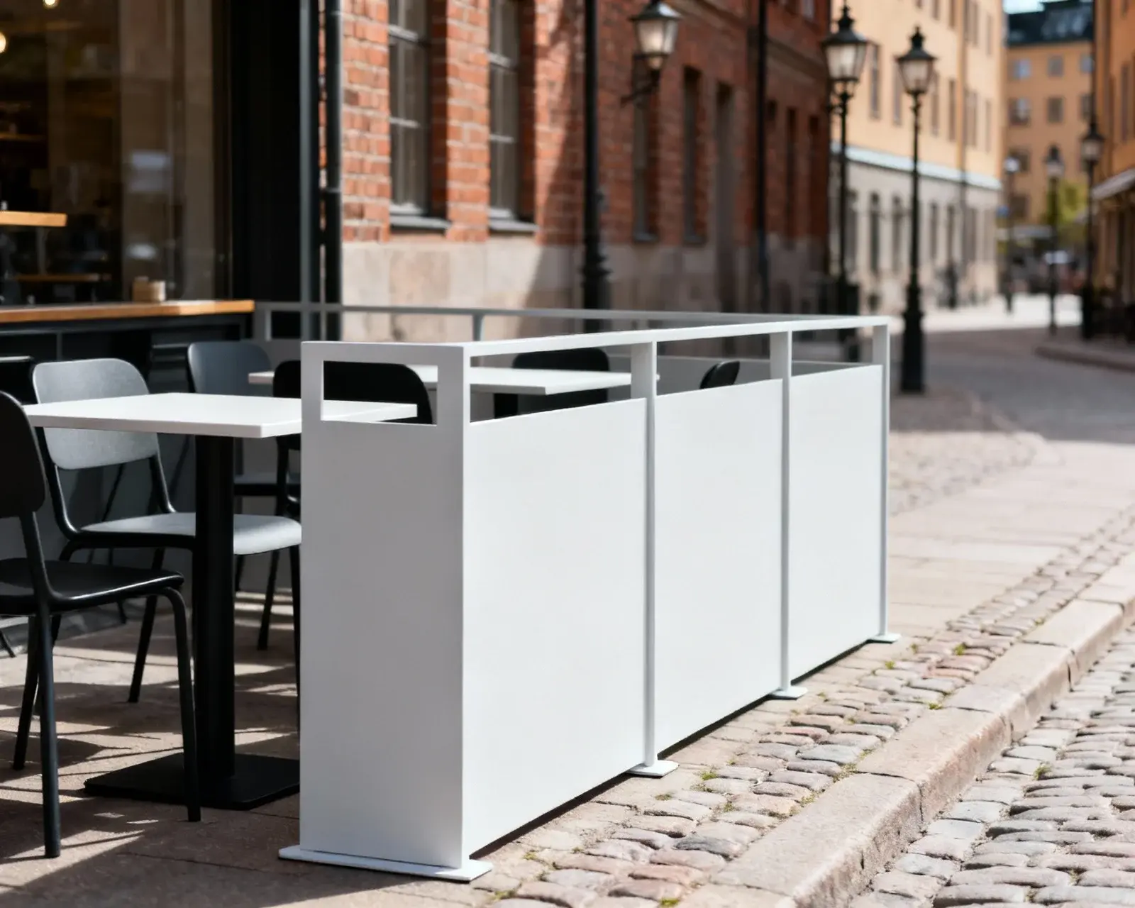 Modernt café med minimalistisk avgränsning på gata