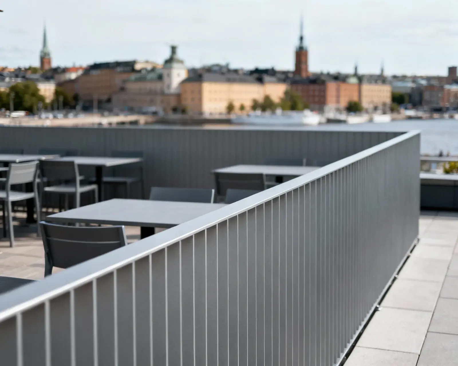 Pulverlackerad metallkonstruktion som terrassavdelare