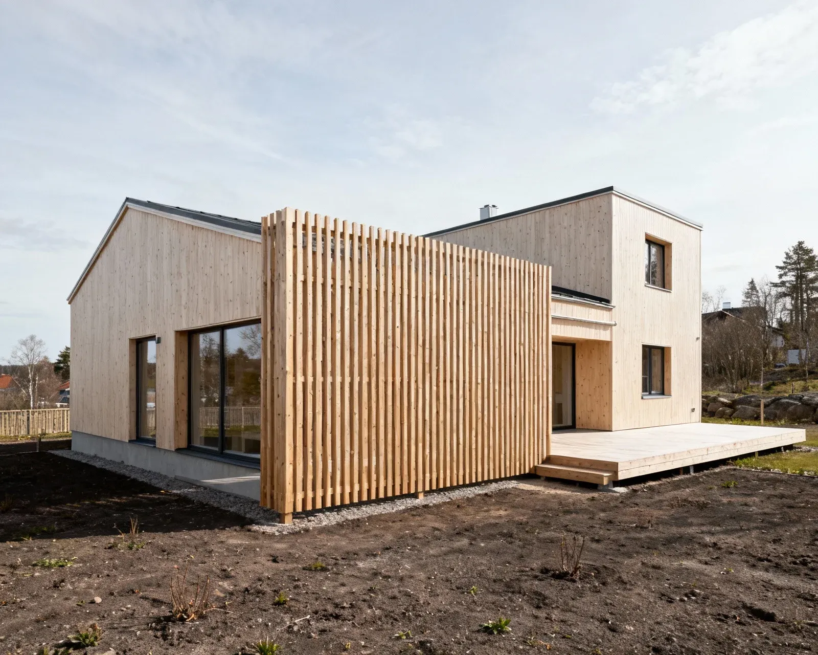 Svenskt hus med staket och terrass